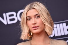Hailey Bieber enfrenta fuertes rumores de su supuesto embarazo.