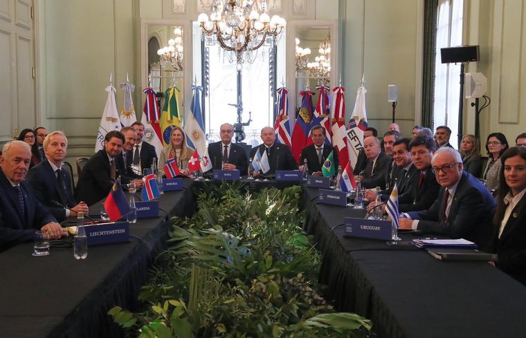La finalización de las negociaciones entre el Mercosur y la EFTA que se anunciaron este miércoles en el Palacio San Martín. La finalización de las negociaciones entre el Mercosur y la EFTA que se anunciaron este miércoles en el Palacio San Martín.