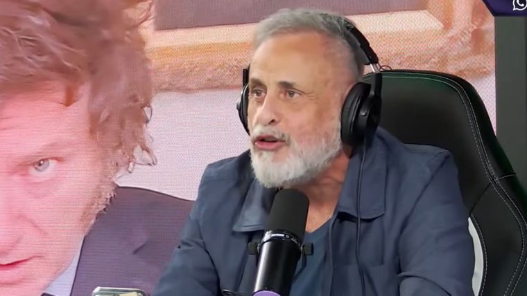 El periodista sorprendió a todos con la información.&nbsp;