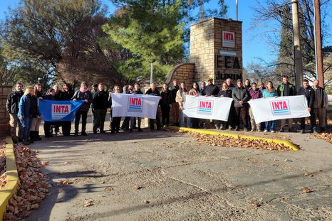 En la sede de la EEA INTA Junín convocaron a un abrazo en respuesta al Decreto del Gobierno nacional. En la sede de la EEA INTA Junín convocaron a un abrazo en respuesta al Decreto del Gobierno nacional.