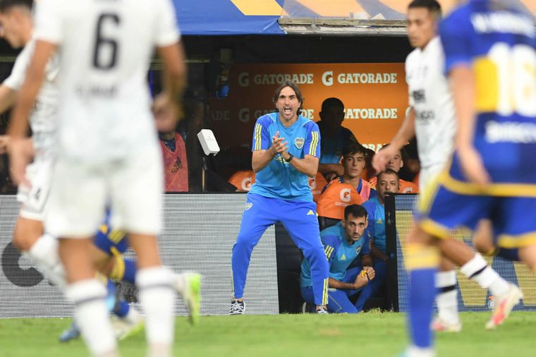 El DT comienza a palpitar su primer superclásico. Foto: Télam