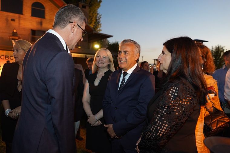 Hebe Casado y Alfredo Cornejo durante la ceremonia Foto: X @hebesil
