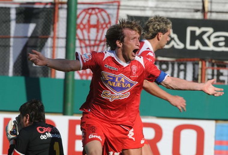 Machín festeja tras la falla de Huracán. Foto: Télam