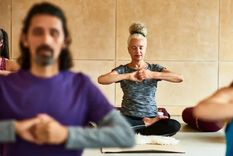Una serie de investigaciones recientes revelan que el yoga es una disciplina que ayuda no solo a la salud física, sino también a la mental. Foto: Getty Images