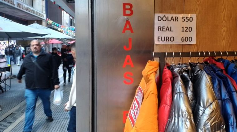 En una economía con grandes desajustes el valor de billete norteamericano es la caja de resonancia de la incertidumbre que se observa en el mercado. Foto: Walter Moreno / MDZ