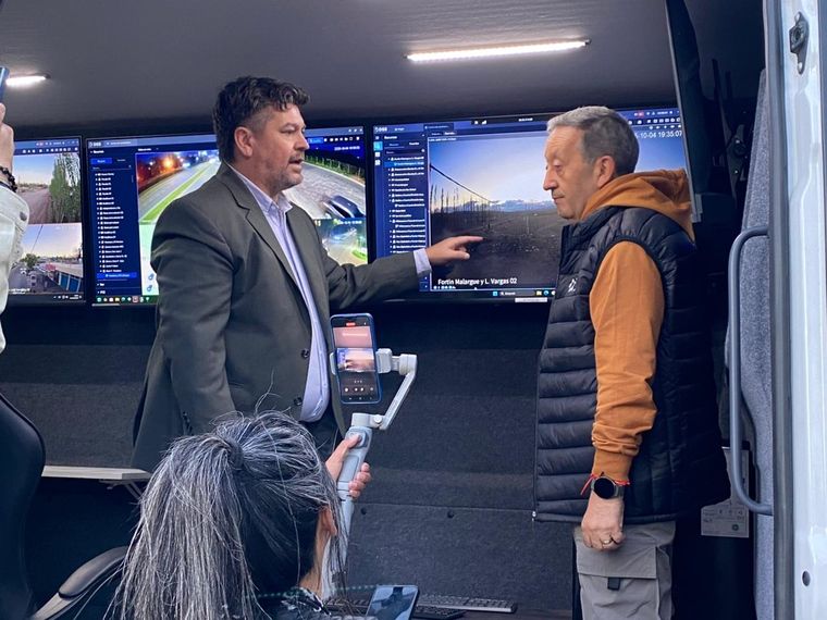 Celso Jaque estuvo presente en la presentación del nuevo centro de monitoreo que combina inteligencia artificial, conexión satelital y autonomía energética para reforzar la seguridad. Celso Jaque estuvo presente en la presentación del nuevo centro de monitoreo que combina inteligencia artificial, conexión satelital y autonomía energética para reforzar la seguridad.