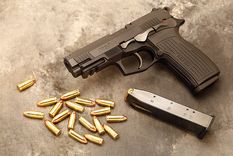 La pistola Bersa estaba sobre la mesa, y cerca había abundantes municiones. Imagen ilustrativa Foto: Infodefensa