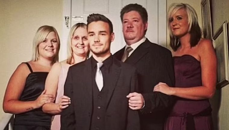 Liam Payne con sus padres y sus dos hermanas. Foto: Instagram