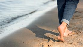 Es un efecto relajante el andar descalzo. Foto: Archivo Es un efecto relajante el andar descalzo. Foto: Archivo