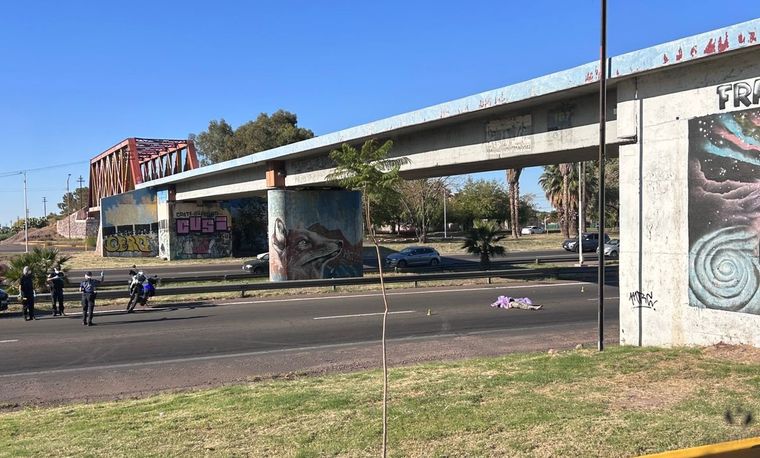 En el Acceso Este hay una persona fallecida y trabaja la policía. En el Acceso Este hay una persona fallecida y trabaja la policía.