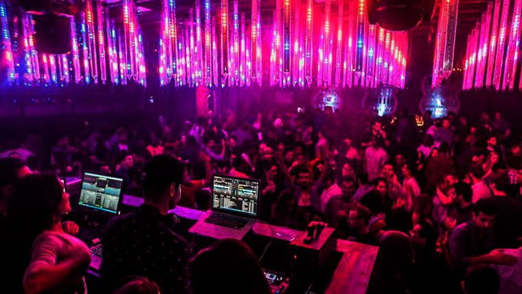 Si bien la noche en Kansas City no es tan movida como Nueva York, Chicago o Los Ángeles, sí hay boliches, sólo que en Estados Unidos son más restrictos con el cumplimiento de las normas y&nbsp; los menores de 21 no&nbsp; pueden entrar.