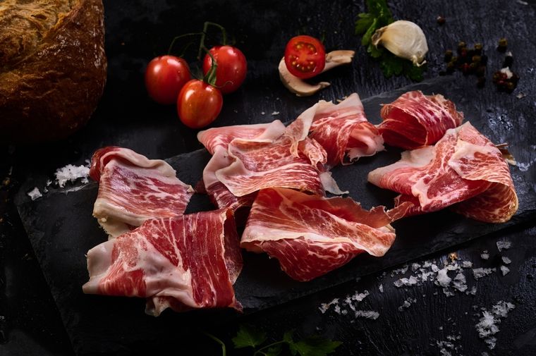 Esta receta de tapas españolas con tomate y jamón ibérico se sirve típicamente sobre pan tostado o rebanadas de baguette. Esta receta de tapas españolas con tomate y jamón ibérico se sirve típicamente sobre pan tostado o rebanadas de baguette.