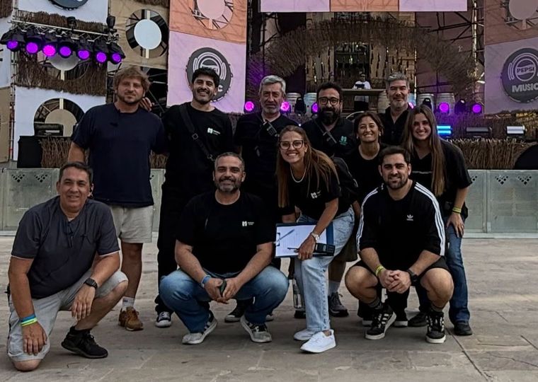 Una foto más del team Nero Producciones y del staff de la Municipalidad de Ciudad. Una foto más del team Nero Producciones y del staff de la Municipalidad de Ciudad.
