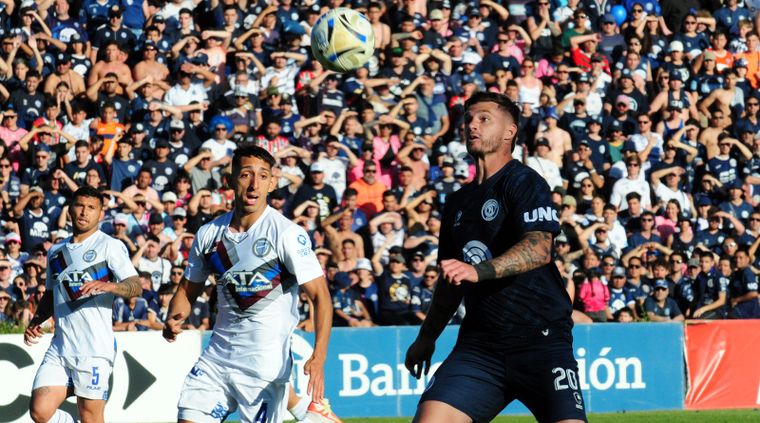 Juan Ignacio Barbieri frente a Lucas Arce. El delantero del Azul tuvo una de las ocasiones más claras en el partido.&nbsp;
