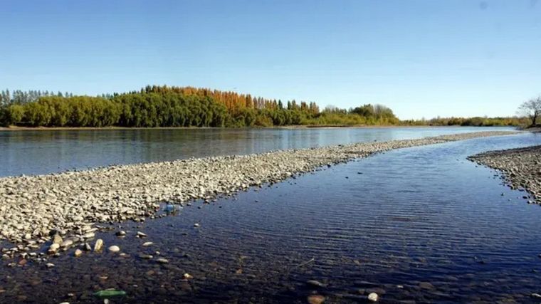 Un adolescente de 14 años murió ahogado este jueves por la tarde mientras se bañaba en el río Limay, en el sector conocido como La Herradura, cerca de Plottier.