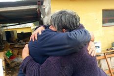 Estela tuvo que dejar su casa en Cabalango ante la evacuación del pueblo y su vecino salvo a su mascota Foto: Twitter @leoguevara80