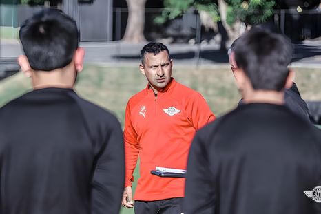 Sergio Aquino, DT de Libertad, no pudo ocultar su bronca tras la eliminación por penales ante River. Foto: @Libertad Sergio Aquino, DT de Libertad, no pudo ocultar su bronca tras la eliminación por penales ante River. Foto: @Libertad