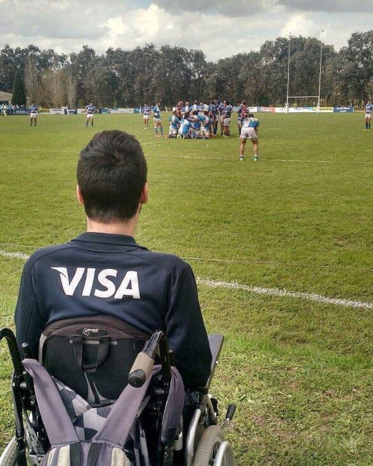 Matías viendo a su querido Centro Naval Foto: Gentileza