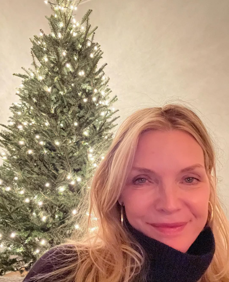 El árbol "minimalista" de Michelle Pfeiffer anima a elegir alternativas más sobrias. que no desentonarían en ningún mes del calendario. Una reciente foto de Michelle Pfeiffer con su árbol de navidad que publicó en su Instagram. El árbol "minimalista" de Michelle Pfeiffer anima a elegir alternativas más sobrias. que no desentonarían en ningún mes del calendario. Una reciente foto de Michelle Pfeiffer con su árbol de navidad que publicó en su Instagram.