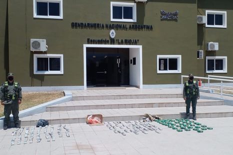 Los gendarmes y el material secuestrado Foto: Gendarmería Nacional