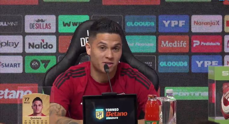 En una conferencia de prensa junto a Leandro Paredes, el colombiano Juanfer Quintero fue claro y bancó al DT. Foto: captura de TV.&nbsp;
