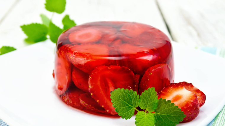 Gelatina con frutas dentro: receta colorida que se roba todas las miradas.