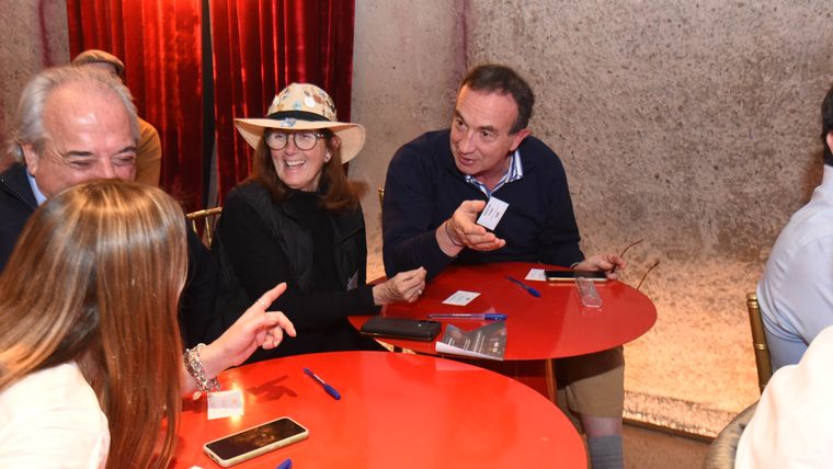 Marita Bressia, Walter Bressia, CArolina Füller y Gabriel Fidel, de charla.