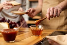 Millones de personas a lo largo del mundo usan la miel para endulzar sus panificados Foto: Shutterstock