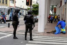 Embalamos en plástico a mi hermana y su esposo y esperamos 4 días