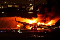 El avión quedó totalmente destruido tras la colisión. Foto: Captura de pantalla. El avión quedó totalmente destruido tras la colisión. Foto: Captura de pantalla.