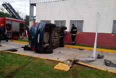 Así quedó el auto tras chocar contra un poste y volcar. Foto: Municipio de Lanús