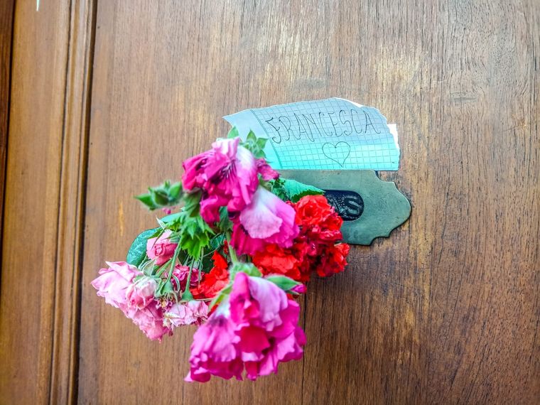 Flores y muestras de dolor en la puerta del colegio Foto: Emilce Vargas Ferrara/MDZ RADIO