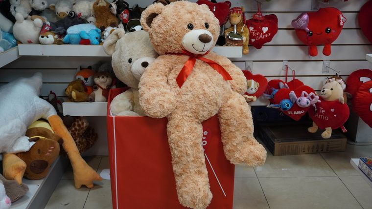 Viajes, salidas a cenar y cabalgatas en la montaña son algunos de los presentes que compiten con los clásicos regalos del día de los enamorados. Viajes, salidas a cenar y cabalgatas en la montaña son algunos de los presentes que compiten con los clásicos regalos del día de los enamorados.