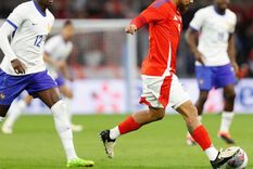 Paulo Díaz y un tremendo quite a Kolo Muani que revolucionó a los hinchas de River. Foto: @laroja Paulo Díaz y un tremendo quite a Kolo Muani que revolucionó a los hinchas de River. Foto: @laroja