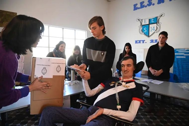 Esteban Bullrich votó acompañado por su hijo.