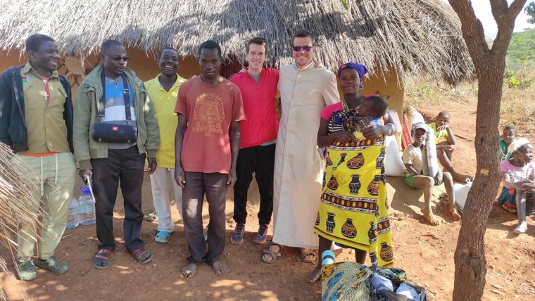 El Padre Federico con Jeremías y miembros de la comunidad Chisanga