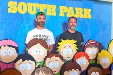 Matt Stone y Trey Parker rodeados de los personajes que los llevaron al éxito.