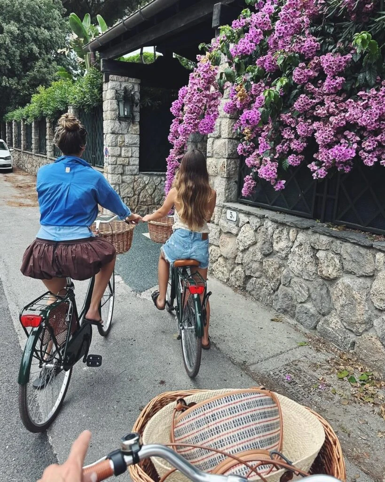 En un entorno rústico y costero, la empresaria apostó a prendas livianas y chic para disfrutar del verano con sus hijas. En un entorno rústico y costero, la empresaria apostó a prendas livianas y chic para disfrutar del verano con sus hijas.