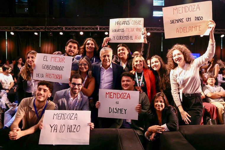 Mendoza es Disney. Los carteles celebratorios que rodean al Gobernador.&nbsp;