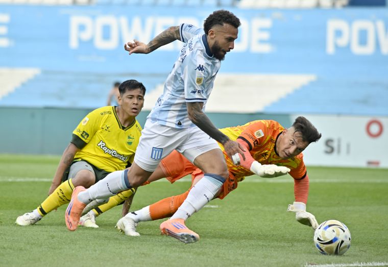 Con gol de Vergara, Racing venció a Defensa y Justicia en el Cilindro a puertas cerradas.