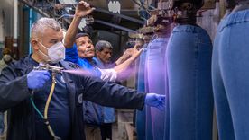 Los fabricantes de jeans en Túnez están reduciendo el uso de productos químicos durante la manufactura ante las nuevas normas establecidas por la Unión Europea, uno de sus principales mercados de exportación. (Justin Jin/PNUMA)