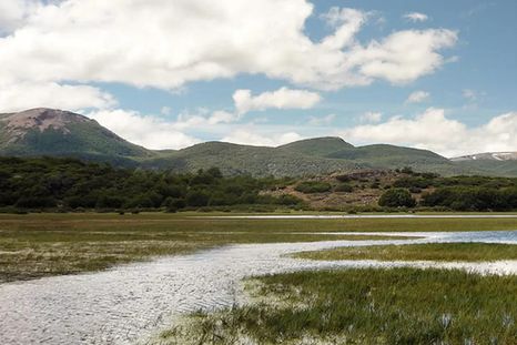 Río Mayo es un pueblo chubutense rodeado de estepa y paisaje típico de la Patagonia profunda. Río Mayo es un pueblo chubutense rodeado de estepa y paisaje típico de la Patagonia profunda.