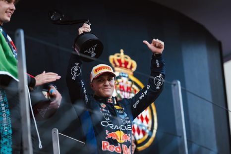 Red Bull sigue conservando el trofeo del podio que perdió Hadjar. Red Bull sigue conservando el trofeo del podio que perdió Hadjar.