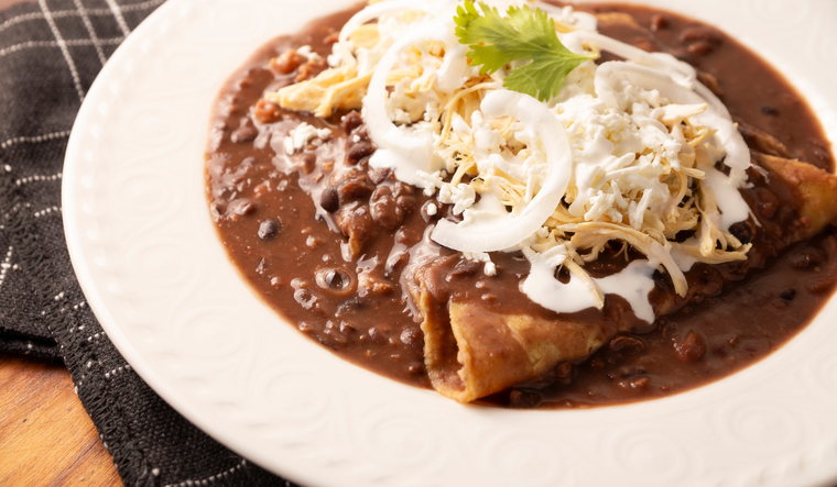 Esta receta de enfrijoladas es m&aacute;s antigua que muchas variaciones de enchiladas, ya que los frijoles eran base fundamental en la alimentaci&oacute;n prehisp&aacute;nica.