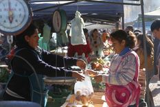 En Ugarteche se vende de todo y cada vez hay más público. Foto: Maximiliano Ríos/MDZ