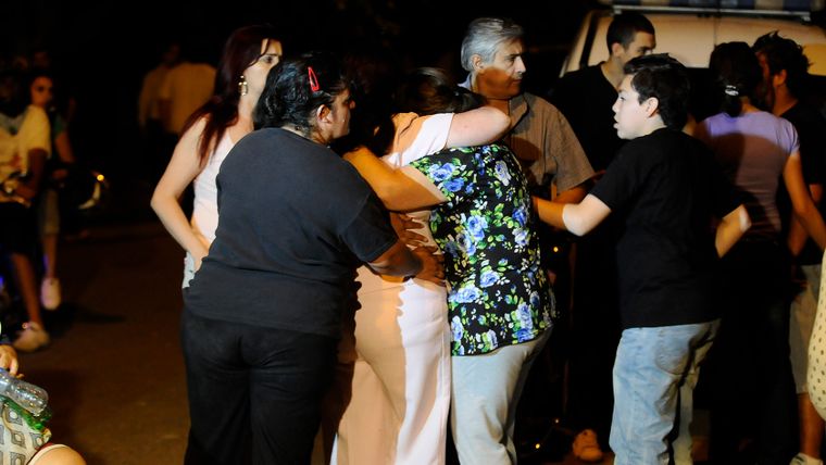 Vecinos y familiares conmocionados por completo debido al cuáruple crimen en el barrio 8 de mayo de Las Heras. Vecinos y familiares conmocionados por completo debido al cuáruple crimen en el barrio 8 de mayo de Las Heras.