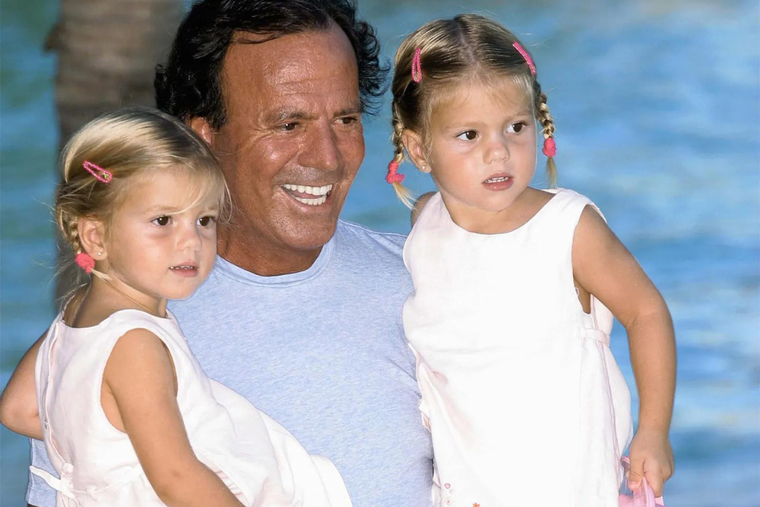 LAS HIJAS DE JULIO IGLESIAS REACCIONAN AL DELICADO ESTADO DE SALUD DE SU PAPÁ. LAS JOVENES PREOCUPAN A SUS FANÁTICOS.