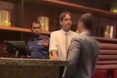 Cabezazo El agresor le dio un fuerte golpe con la cabeza al empleado del restaurante YOLO, en Florida. Después cobró.