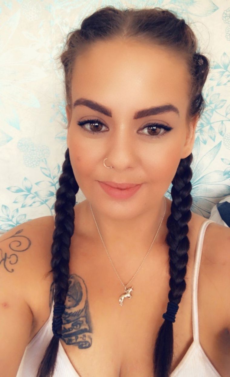 Sara no estaba conforme con su sonrisa y compró unos dientes postizos espantosos