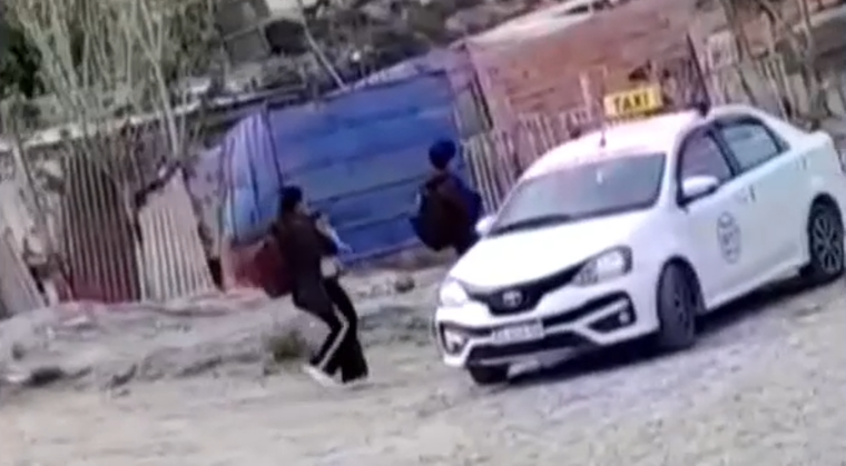 Mientras se llevaba a cabo el velorio de Ángel, su mamá fue vista saliendo de su casa.